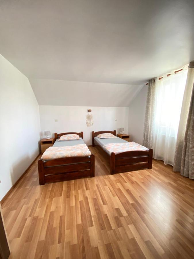 Pensiunea Martuca Surdesti  Buitenkant foto