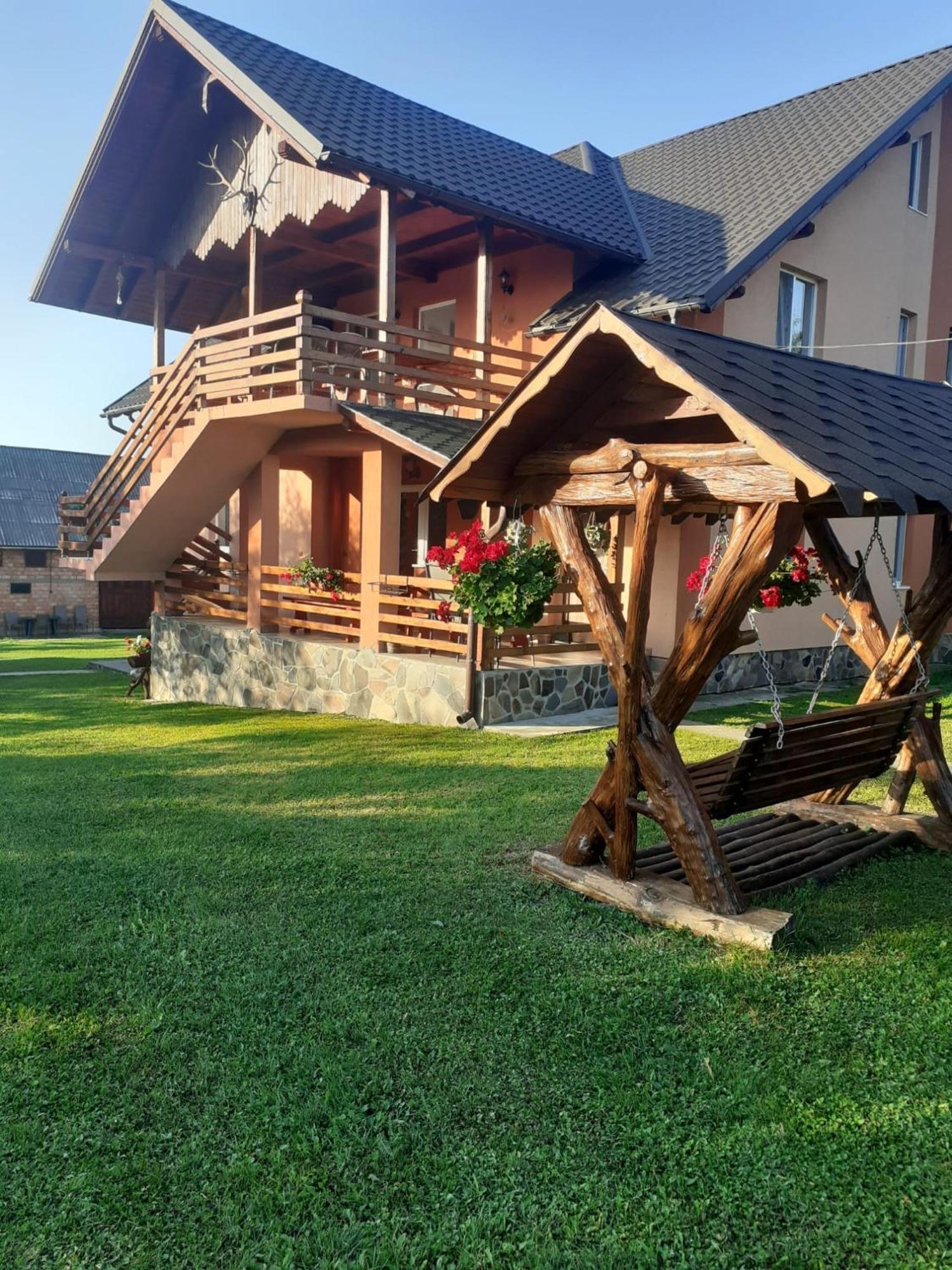Pensiunea Martuca Surdesti  Buitenkant foto